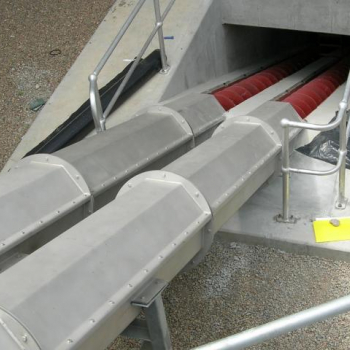 Conveying sludge from the truck receival bunker Conveying sludge from the truck receival bunker